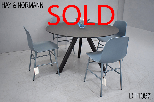 HAY CPH20 table with 4 NORMANN form chairs in blue