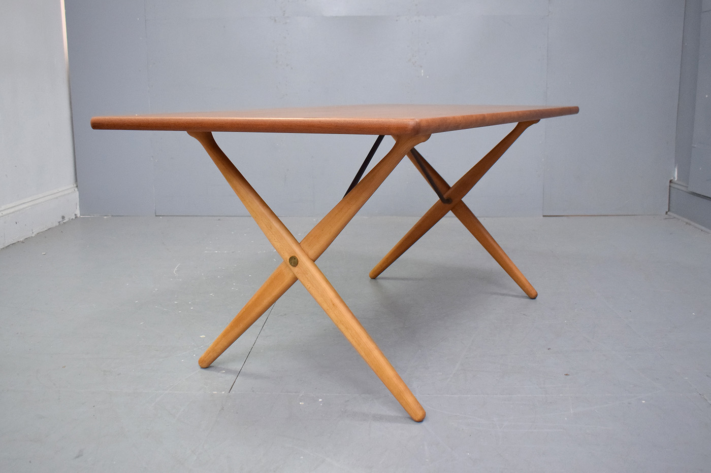 Model AT303 dining table in teak and beech by Hans Wegner