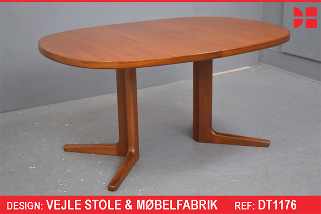 Oval dining table in vintage teak produced by Vejle