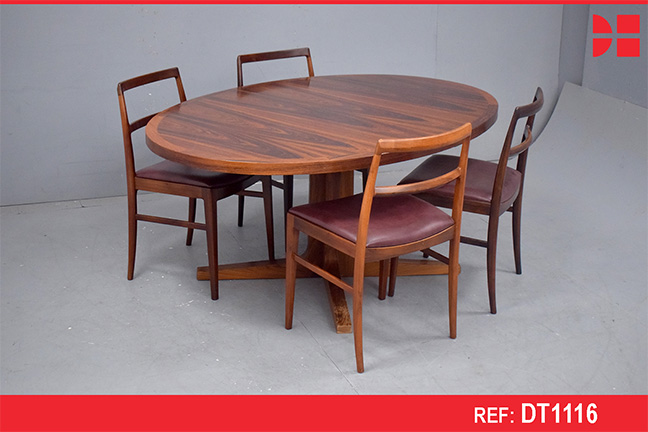 Oval pedistal-leg dining table in vintage rosewood