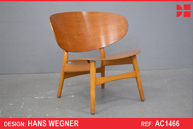 Hans Wegner teak shell chair | Fritz Hansen